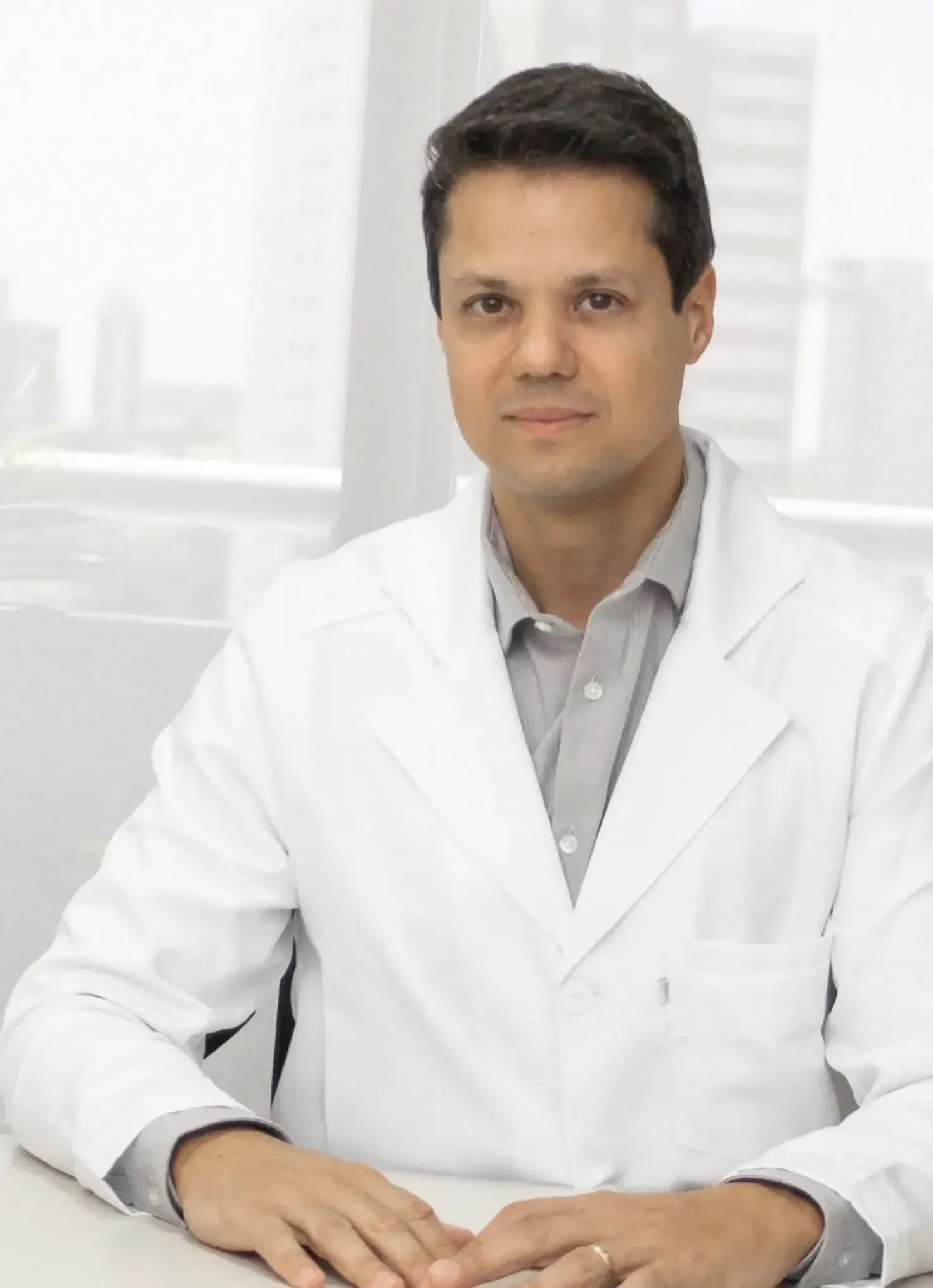 Dr. Odilon De Bortoli, reumatologista, de jaleco em seu consultório em Jundiaí